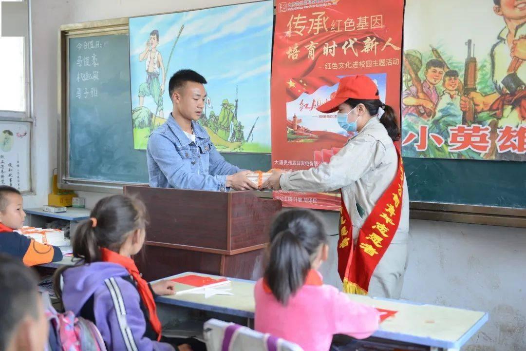 夜间，植物是吸入二氧化碳还是呼出二氧化碳？