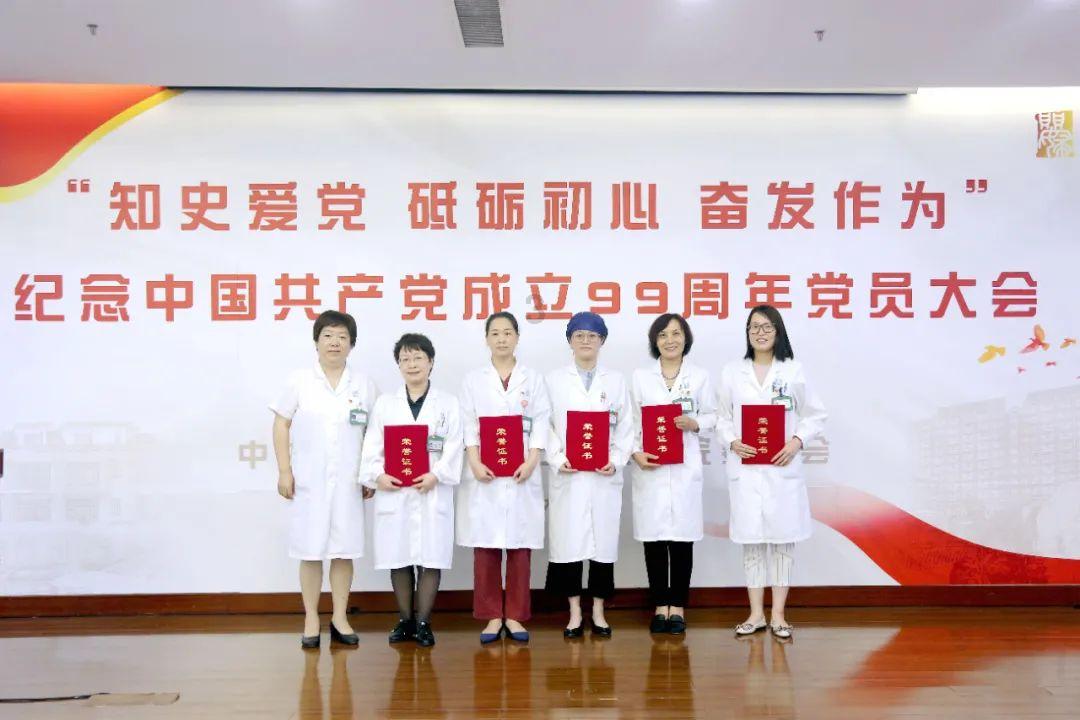 逃离大犀牛出没地