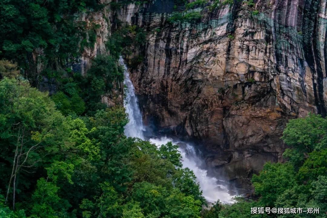 替父还2亿赌债,反被父曝出未婚生子前途尽毁,今46岁活出少女样