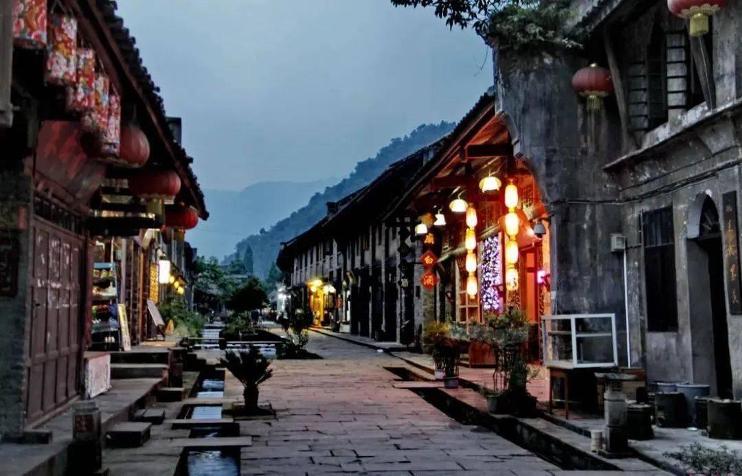 最新热门话题讨论平台,尽在应届生都热衷于互联网的工作,你如何看待这种现象?!