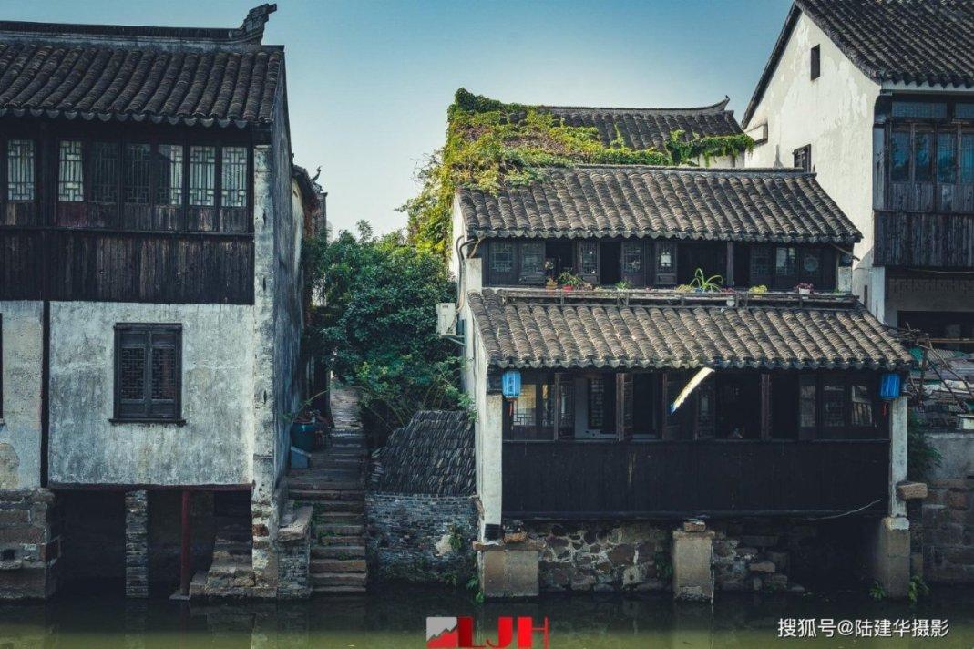 辽宁丹东一银行职员办理业务时倒地碰瓷？内勤行长：客户不讲究